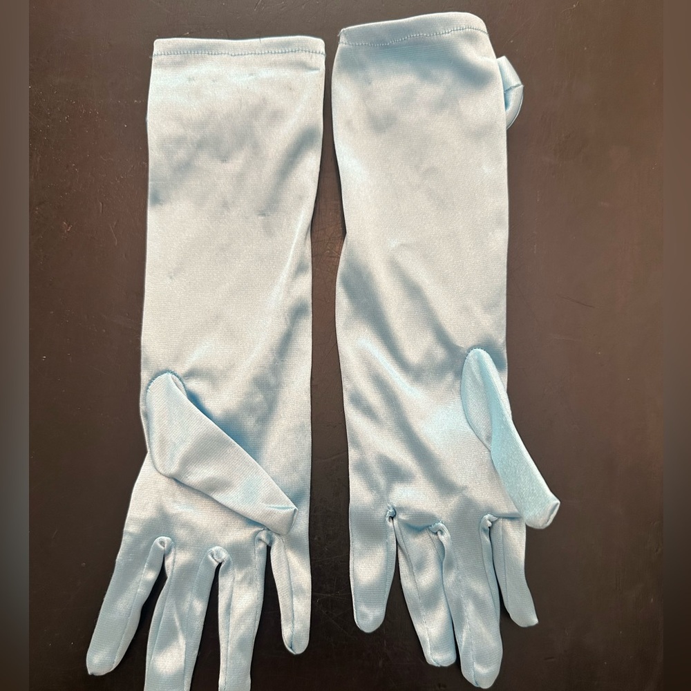 Size 7/8 Elsa Halloween dress with detachable cape and gloves. - Picture 7 of 8